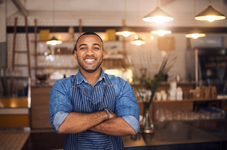 Empreendedor em sua cafeteria sorrindo