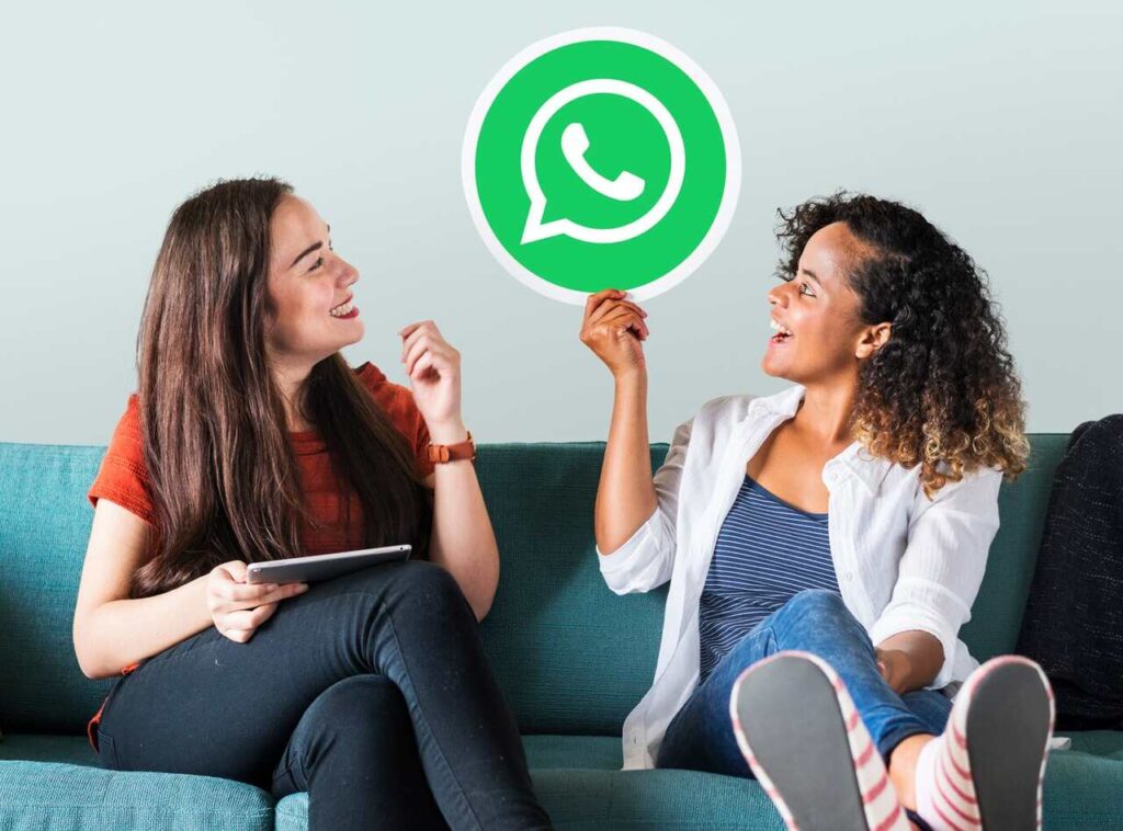 Duas mulheres conversando com ícone do WhatsApp.
